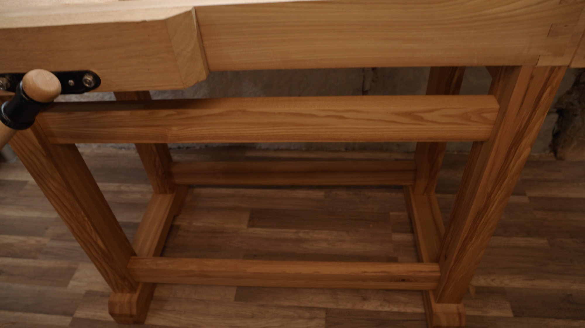 Leg assembly of the workbench